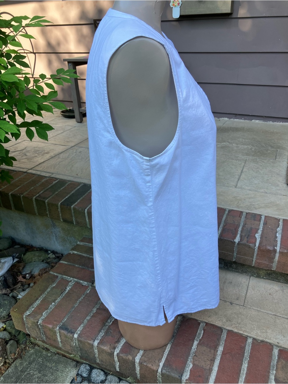 Vineyard Vines White Sleeveless V-Notch Tank - Picture 3 of 4